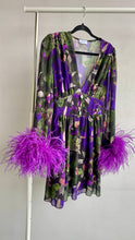 Carica l'immagine nel visualizzatore di Gallery, Abito mini manica lunga elasticizzato in vita e bottoncini stile corsetto. Fantasia viola e verde militare floreale, con boa in piuma di struzzo viola ai polsi. Attaccatura del boa tramite asoline e bottoncini cuciti a mano, per facilitare il lavaggio e per poterlo utilizzare anche senza piuma.