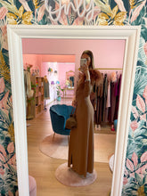 Carica l'immagine nel visualizzatore di Gallery, Abito Cammello Piuma Marrone