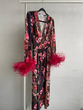 Carica l'immagine nel visualizzatore di Gallery, Abito maxi manica lunga elasticizzato in vita e bottoncini stile corsetto. Fantasia marrone e bordeaux floreale, con boa in piuma di struzzo bordeaux ai polsi. Spacco laterale. Attaccatura del boa tramite asoline e bottoncini cuciti a mano, per facilitare il lavaggio e per poterlo utilizzare anche senza piuma.