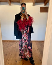 Carica l'immagine nel visualizzatore di Gallery, Abito maxi manica lunga elasticizzato in vita e bottoncini stile corsetto. Fantasia marrone e bordeaux floreale, con boa in piuma di struzzo bordeaux ai polsi. Spacco laterale. Attaccatura del boa tramite asoline e bottoncini cuciti a mano, per facilitare il lavaggio e per poterlo utilizzare anche senza piuma.