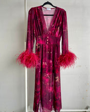 Carica l'immagine nel visualizzatore di Gallery, Abito maxi manica lunga elasticizzato in vita e bottoncini stile corsetto. Fantasia bordeaux acquarello, con boa in piuma di struzzo bordeaux ai polsi. Spacco laterale. Attaccatura del boa tramite asoline e bottoncini cuciti a mano, per facilitare il lavaggio e per poterlo utilizzare anche senza piuma.