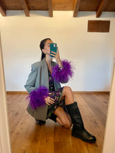 Carica l'immagine nel visualizzatore di Gallery, Abito mini manica lunga elasticizzato in vita e bottoncini stile corsetto. Fantasia viola e verde militare floreale, con boa in piuma di struzzo viola ai polsi. Attaccatura del boa tramite asoline e bottoncini cuciti a mano, per facilitare il lavaggio e per poterlo utilizzare anche senza piuma.