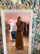 Carica l'immagine nel visualizzatore di Gallery, Abito Cammello Piuma Marrone