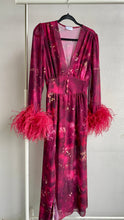 Carica l'immagine nel visualizzatore di Gallery, Abito maxi manica lunga elasticizzato in vita e bottoncini stile corsetto. Fantasia bordeaux acquarello, con boa in piuma di struzzo bordeaux ai polsi. Spacco laterale. Attaccatura del boa tramite asoline e bottoncini cuciti a mano, per facilitare il lavaggio e per poterlo utilizzare anche senza piuma.