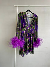 Carica l'immagine nel visualizzatore di Gallery, Abito mini manica lunga elasticizzato in vita e bottoncini stile corsetto. Fantasia viola e verde militare floreale, con boa in piuma di struzzo viola ai polsi. Attaccatura del boa tramite asoline e bottoncini cuciti a mano, per facilitare il lavaggio e per poterlo utilizzare anche senza piuma.