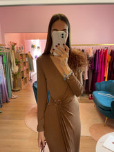 Carica l'immagine nel visualizzatore di Gallery, Abito Cammello Piuma Marrone