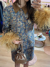 Carica l'immagine nel visualizzatore di Gallery, Set Mini Gonna Giacca Fiori e Piume Cammello