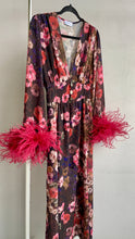 Carica l'immagine nel visualizzatore di Gallery, Abito maxi manica lunga elasticizzato in vita e bottoncini stile corsetto. Fantasia marrone e bordeaux floreale, con boa in piuma di struzzo bordeaux ai polsi. Spacco laterale. Attaccatura del boa tramite asoline e bottoncini cuciti a mano, per facilitare il lavaggio e per poterlo utilizzare anche senza piuma.