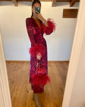 Carica l'immagine nel visualizzatore di Gallery, Abito maxi manica lunga elasticizzato in vita e bottoncini stile corsetto. Fantasia bordeaux acquarello, con boa in piuma di struzzo bordeaux ai polsi. Spacco laterale. Attaccatura del boa tramite asoline e bottoncini cuciti a mano, per facilitare il lavaggio e per poterlo utilizzare anche senza piuma.
