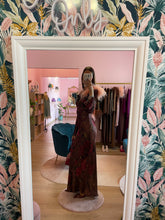 Carica l'immagine nel visualizzatore di Gallery, Abito Fantasia Caffè e Piuma Salmone