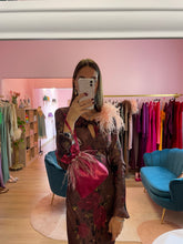 Carica l'immagine nel visualizzatore di Gallery, Abito Fantasia Caffè e Piuma Salmone