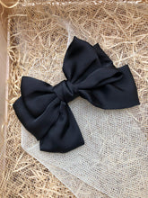 Carica l'immagine nel visualizzatore di Gallery, Fiocchi in raso, realizzati a mano, nella dimensione Maxi.