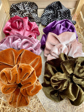 Carica l'immagine nel visualizzatore di Gallery, Elastici in tessuto ciniglia realizzati a mano, disponibili nella dimensione Midi e Maxi. Morbidissimi al tatto.