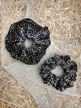 Carica l'immagine nel visualizzatore di Gallery, Elastici in tessuto ciniglia realizzati a mano, disponibili nella dimensione Midi e Maxi. Morbidissimi al tatto.