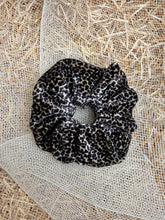 Carica l'immagine nel visualizzatore di Gallery, Elastici in tessuto ciniglia realizzati a mano, disponibili nella dimensione Midi e Maxi. Morbidissimi al tatto.