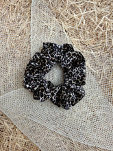 Carica l'immagine nel visualizzatore di Gallery, Elastici in tessuto ciniglia realizzati a mano, disponibili nella dimensione Midi e Maxi. Morbidissimi al tatto.