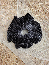 Carica l'immagine nel visualizzatore di Gallery, Elastici in tessuto ciniglia realizzati a mano, disponibili nella dimensione Midi e Maxi. Morbidissimi al tatto.