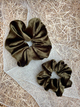 Carica l'immagine nel visualizzatore di Gallery, Elastici in tessuto ciniglia realizzati a mano, disponibili nella dimensione Midi e Maxi. Morbidissimi al tatto.