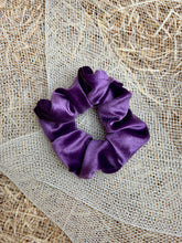 Carica l'immagine nel visualizzatore di Gallery, Elastici in tessuto ciniglia realizzati a mano, disponibili nella dimensione Midi e Maxi. Morbidissimi al tatto.