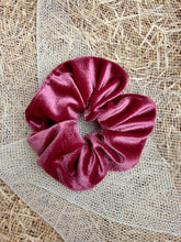 Carica l'immagine nel visualizzatore di Gallery, Elastici in tessuto ciniglia realizzati a mano, disponibili nella dimensione Midi e Maxi. Morbidissimi al tatto.