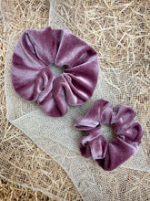 Carica l'immagine nel visualizzatore di Gallery, Elastici in tessuto ciniglia realizzati a mano, disponibili nella dimensione Midi e Maxi. Morbidissimi al tatto.