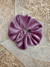 Carica l'immagine nel visualizzatore di Gallery, Elastici in tessuto ciniglia realizzati a mano, disponibili nella dimensione Midi e Maxi. Morbidissimi al tatto.