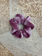 Carica l'immagine nel visualizzatore di Gallery, Elastici in tessuto ciniglia realizzati a mano, disponibili nella dimensione Midi e Maxi. Morbidissimi al tatto.