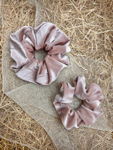 Carica l'immagine nel visualizzatore di Gallery, Elastici in tessuto ciniglia realizzati a mano, disponibili nella dimensione Midi e Maxi. Morbidissimi al tatto.