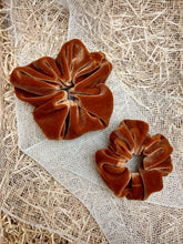 Carica l'immagine nel visualizzatore di Gallery, Elastici in tessuto ciniglia realizzati a mano, disponibili nella dimensione Midi e Maxi. Morbidissimi al tatto.