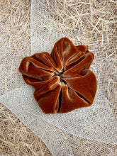 Carica l'immagine nel visualizzatore di Gallery, Elastici in tessuto ciniglia realizzati a mano, disponibili nella dimensione Midi e Maxi. Morbidissimi al tatto.