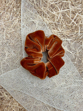 Carica l'immagine nel visualizzatore di Gallery, Elastici in tessuto ciniglia realizzati a mano, disponibili nella dimensione Midi e Maxi. Morbidissimi al tatto.