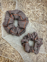 Carica l'immagine nel visualizzatore di Gallery, Elastici in tessuto tartan realizzati a mano, disponibili nella dimensione Midi e Maxi. Disponibili in tanti colori.