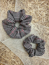 Carica l'immagine nel visualizzatore di Gallery, Elastici in tessuto tartan realizzati a mano, disponibili nella dimensione Midi e Maxi. Disponibili in tanti colori.