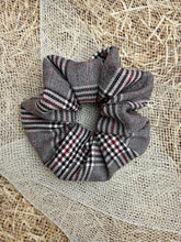 Carica l'immagine nel visualizzatore di Gallery, Elastici in tessuto tartan realizzati a mano, disponibili nella dimensione Midi e Maxi. Disponibili in tanti colori.