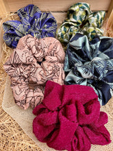 Carica l'immagine nel visualizzatore di Gallery, Elastici in tessuti con fantasie uniche, realizzati a mano, disponibili nella dimensione Midi e Maxi.