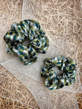 Carica l'immagine nel visualizzatore di Gallery, Elastici in tessuti con fantasie uniche, realizzati a mano, disponibili nella dimensione Midi e Maxi.