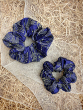 Carica l'immagine nel visualizzatore di Gallery, Elastici in tessuti con fantasie uniche, realizzati a mano, disponibili nella dimensione Midi e Maxi.