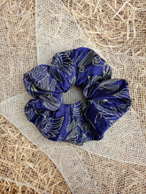 Carica l'immagine nel visualizzatore di Gallery, Elastici in tessuti con fantasie uniche, realizzati a mano, disponibili nella dimensione Midi e Maxi.