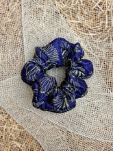 Carica l'immagine nel visualizzatore di Gallery, Elastici in tessuti con fantasie uniche, realizzati a mano, disponibili nella dimensione Midi e Maxi.