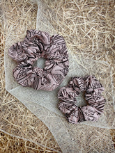 Carica l'immagine nel visualizzatore di Gallery, Elastici in tessuti con fantasie uniche, realizzati a mano, disponibili nella dimensione Midi e Maxi.