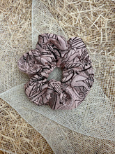 Carica l'immagine nel visualizzatore di Gallery, Elastici in tessuti con fantasie uniche, realizzati a mano, disponibili nella dimensione Midi e Maxi.