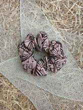 Carica l'immagine nel visualizzatore di Gallery, Elastici in tessuti con fantasie uniche, realizzati a mano, disponibili nella dimensione Midi e Maxi.