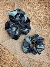 Carica l'immagine nel visualizzatore di Gallery, Elastici in tessuti con fantasie uniche, realizzati a mano, disponibili nella dimensione Midi e Maxi.