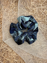 Carica l'immagine nel visualizzatore di Gallery, Elastici in tessuti con fantasie uniche, realizzati a mano, disponibili nella dimensione Midi e Maxi.