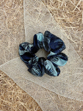 Carica l'immagine nel visualizzatore di Gallery, Elastici in tessuti con fantasie uniche, realizzati a mano, disponibili nella dimensione Midi e Maxi.