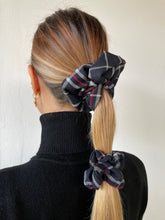 Carica l'immagine nel visualizzatore di Gallery, Elastici in tessuto tartan realizzati a mano, disponibili nella dimensione Midi e Maxi. Disponibili in tanti colori.