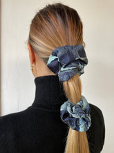 Carica l'immagine nel visualizzatore di Gallery, Elastici in tessuti unici realizzati a mano, disponibili nella dimensione Midi e Maxi.