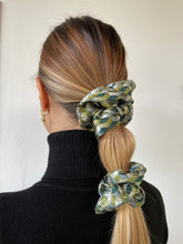 Carica l'immagine nel visualizzatore di Gallery, Elastici in tessuti unici realizzati a mano, disponibili nella dimensione Midi e Maxi.