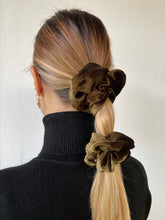 Carica l'immagine nel visualizzatore di Gallery, Elastici in tessuto ciniglia, disponibili nella dimensione Midi e Maxi. Morbidissimi al tatto.