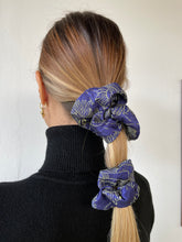 Carica l'immagine nel visualizzatore di Gallery, Elastici in tessuti unici realizzati a mano, disponibili nella dimensione Midi e Maxi.